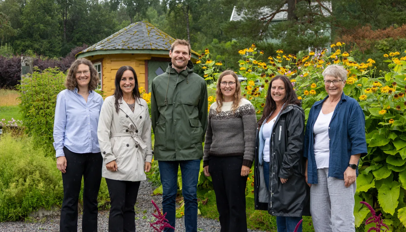 Landbruksminister Nils Kristen Sandtrøen Tingvoll 28.07.25 Forsker Randi Frøseth (NIBIO) Statssekretær Hanne-Berit Brekken og Landbruksminister Nils-Kristen Sandtrøen (Arbeiderpartiet) Ordfører i Tingvoll Ingrid Waagen, Berit Tønnesen, 3. stortingskandidat for Møre og Romsdal (Arbeiderpartiet) og daglig leder i NORSØK, Turid Strøm. (Foto: VEGARD BOTTERLI)