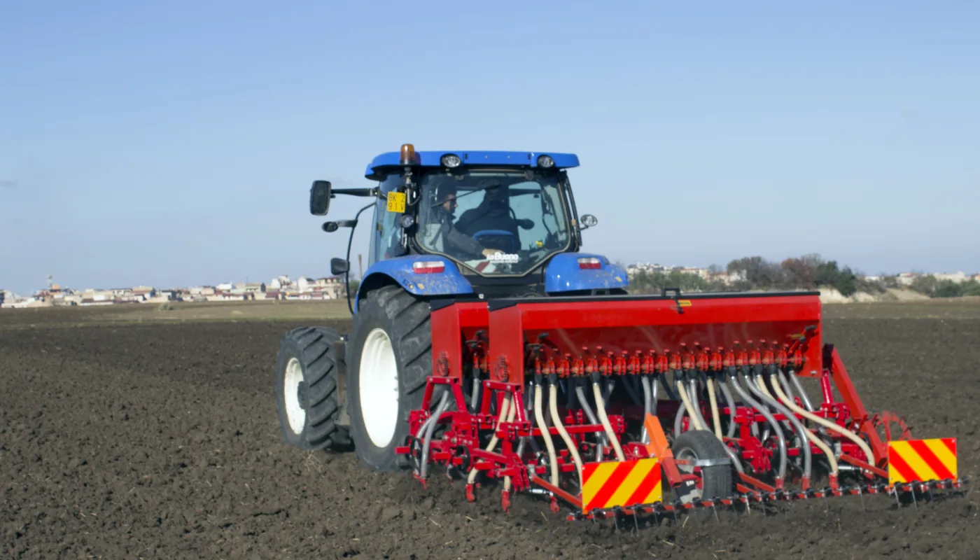 Prototype 01 Pasquale de Vita fra det nasjonale forskningssenteret for korn i Foggia i Italia vant konkurransen innen åkervekster, med en nyutviklet såmaskin som plasserer såfrøet med 5 cm radavstand i stedet for 12-15. (Foto: Pasquale De Vita,)